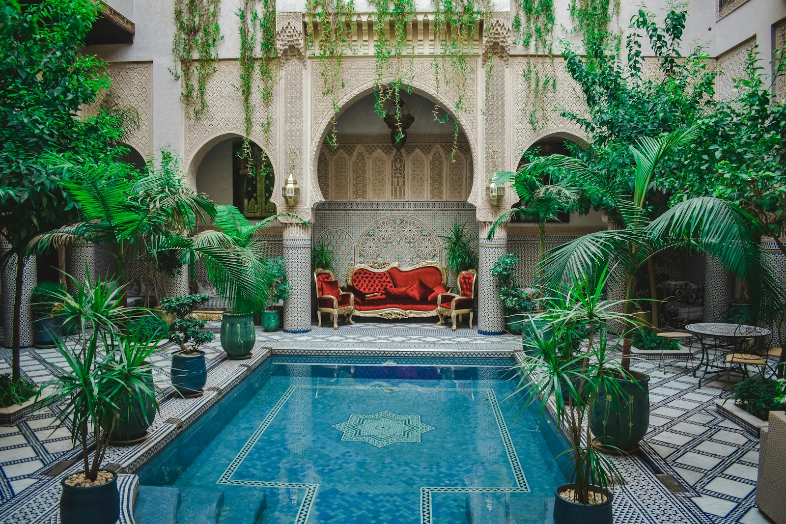 Cortile moresco tradizionale con vegetazione e fontana — patrimonio e stabilità, simbolo del Desk Marocco e Mondo Arabo